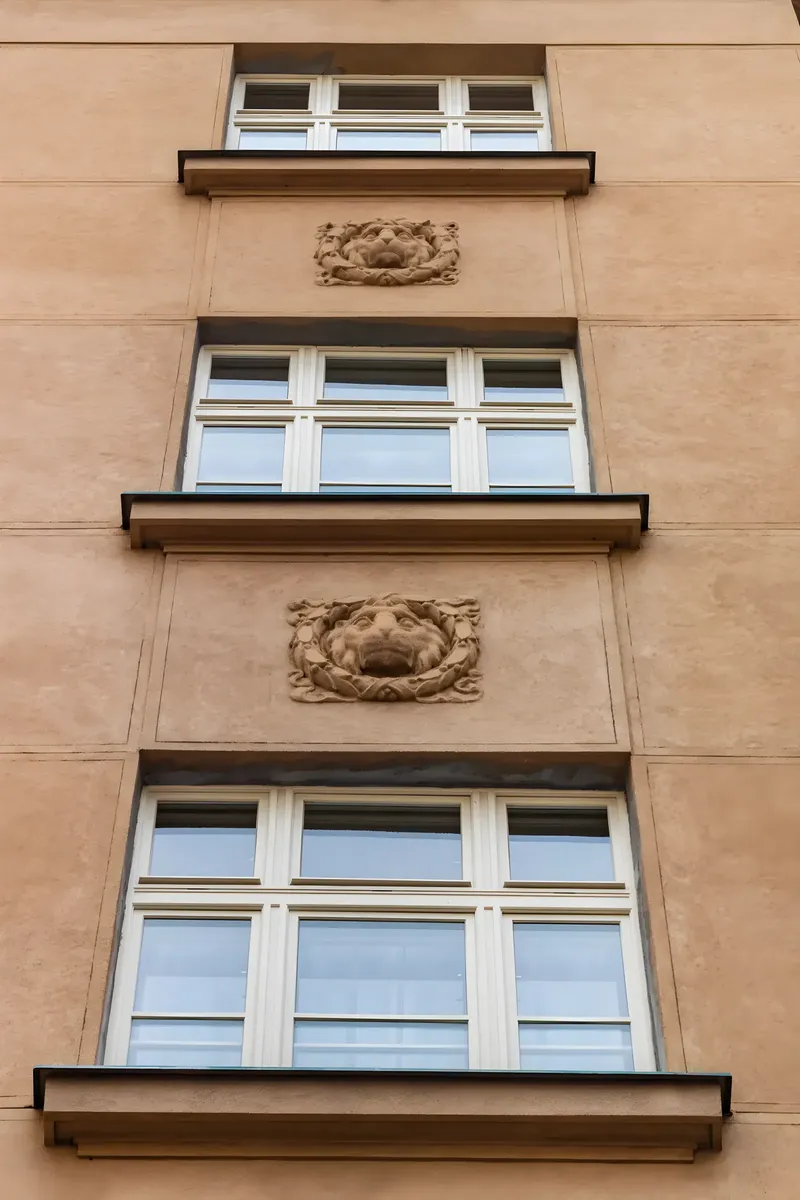Špaletová okna na domě v Podskalské ulici v Praze 2
